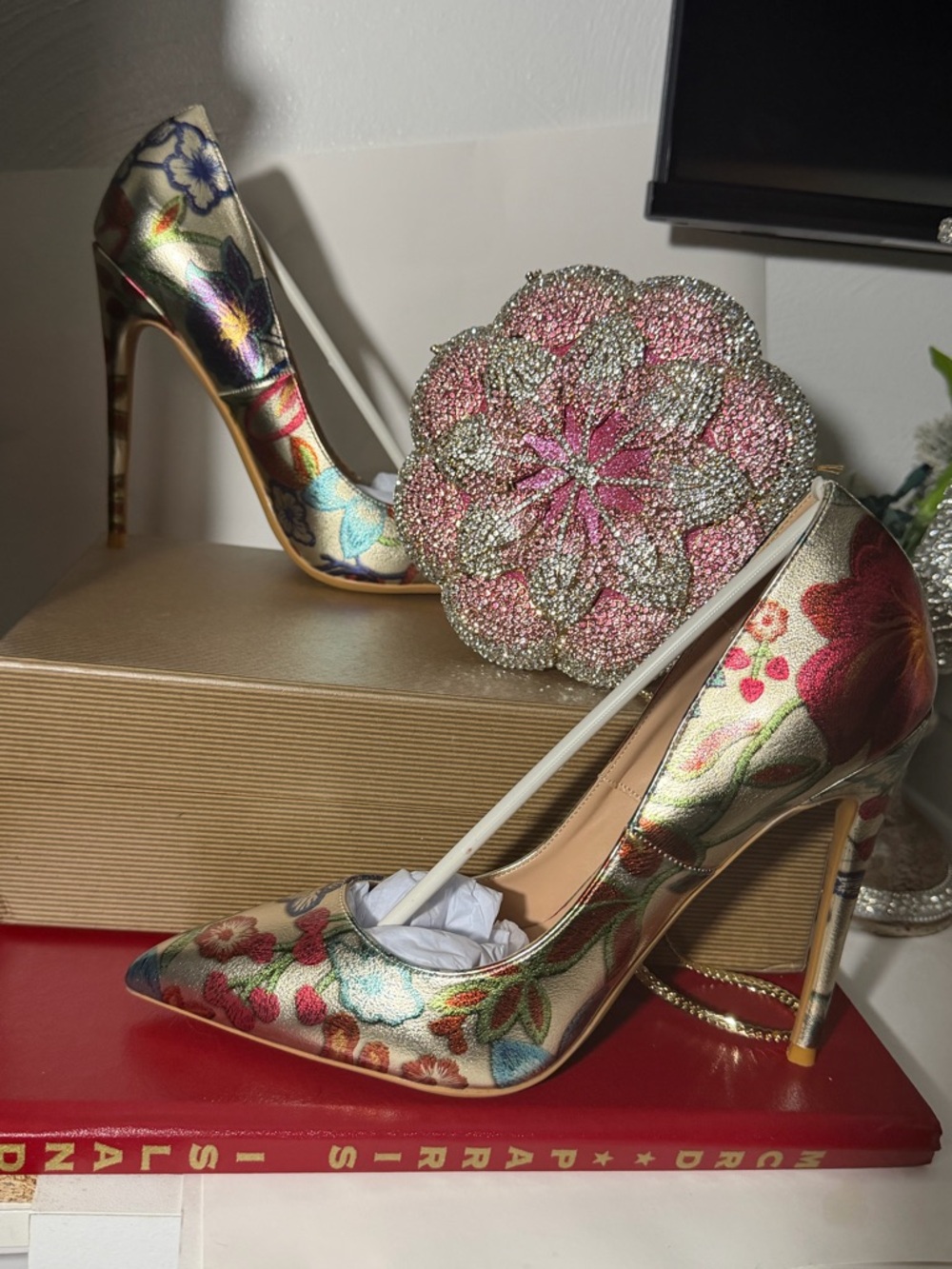 Floral Gold Metallic Pointed-Toe Stiletto Pumps with crystal flower Clutch Set
